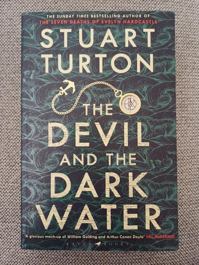 Stuart Turton - The Devil and the Dark Water, Ophalen of Verzenden, Zo goed als nieuw, Stuart Turton