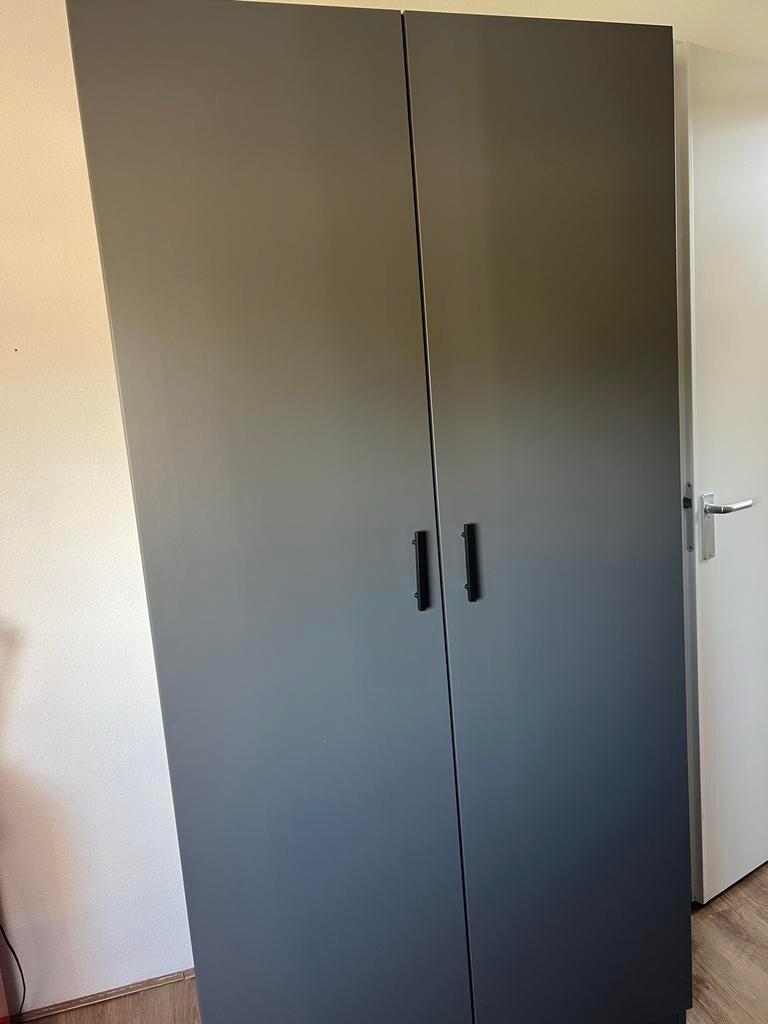 Pax kledingkast grijs met zwarte handgrepen, Ophalen, Overige materialen, 100 tot 150 cm, 200 cm of meer