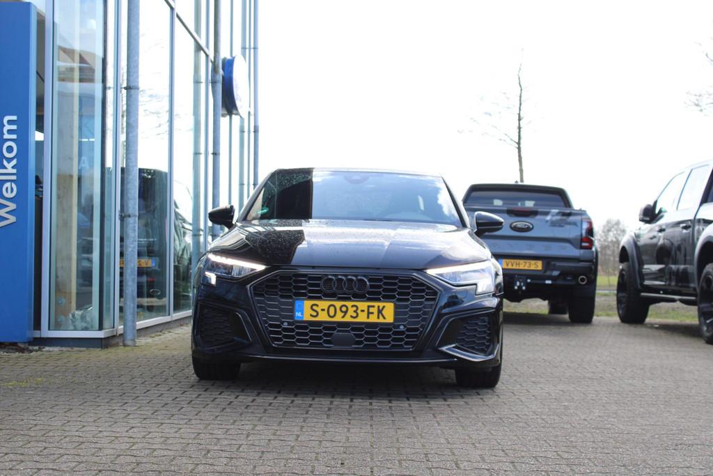 Audi A3 Limousine 30 TFSI S edition 19'' Lichtmetalen Velgen, Stof, Gebruikt, Zwart, Origineel Nederlands