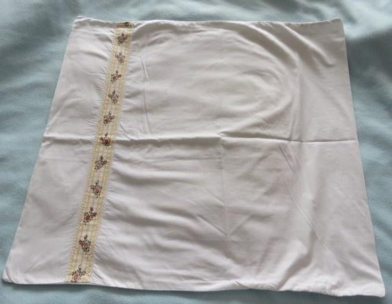 Oude kussensloop mt opgenaaide band mt geborduurde bloemen, Ophalen of Verzenden