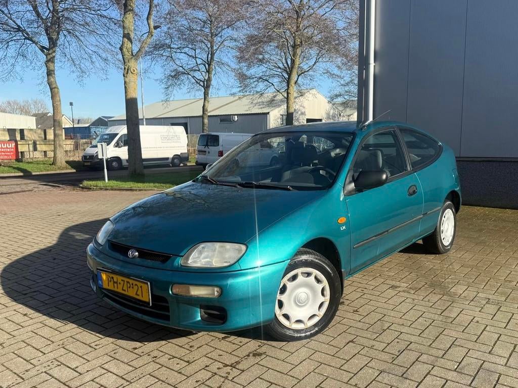 Mazda 323 1.5LX 62.220KM Nap Automaat, Auto's, Mazda, Euro 6, 4 cilinders, Origineel Nederlands, 24 km/l