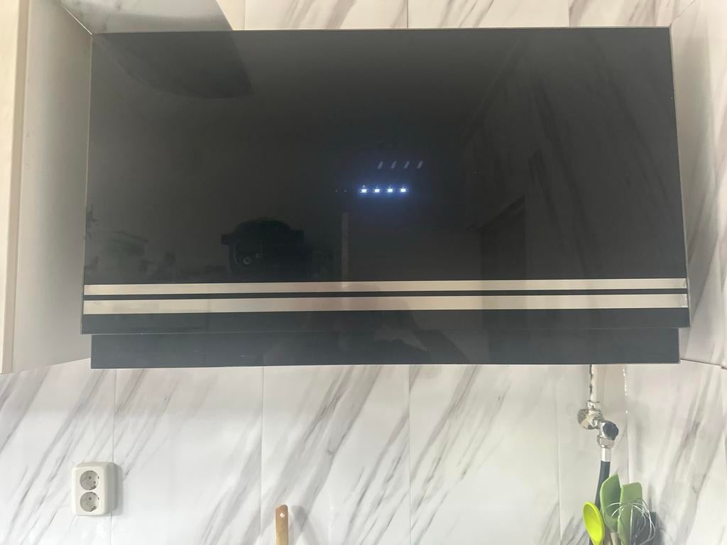 Moderne zwarte afzuigkap met glazen paneel, Gebruikt, Wandschouwkap, Ophalen of Verzenden, Inbouw