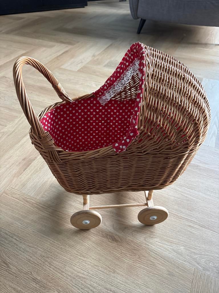 Rotan poppenwagen met rood-wit gestippelde bekleding, Ophalen of Verzenden, Gebruikt, Overige typen