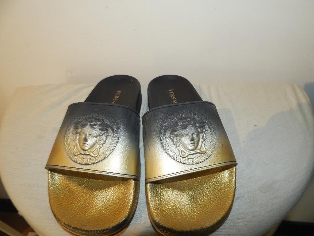 Versace kunststof slippers zwart met goud medusa erop 36