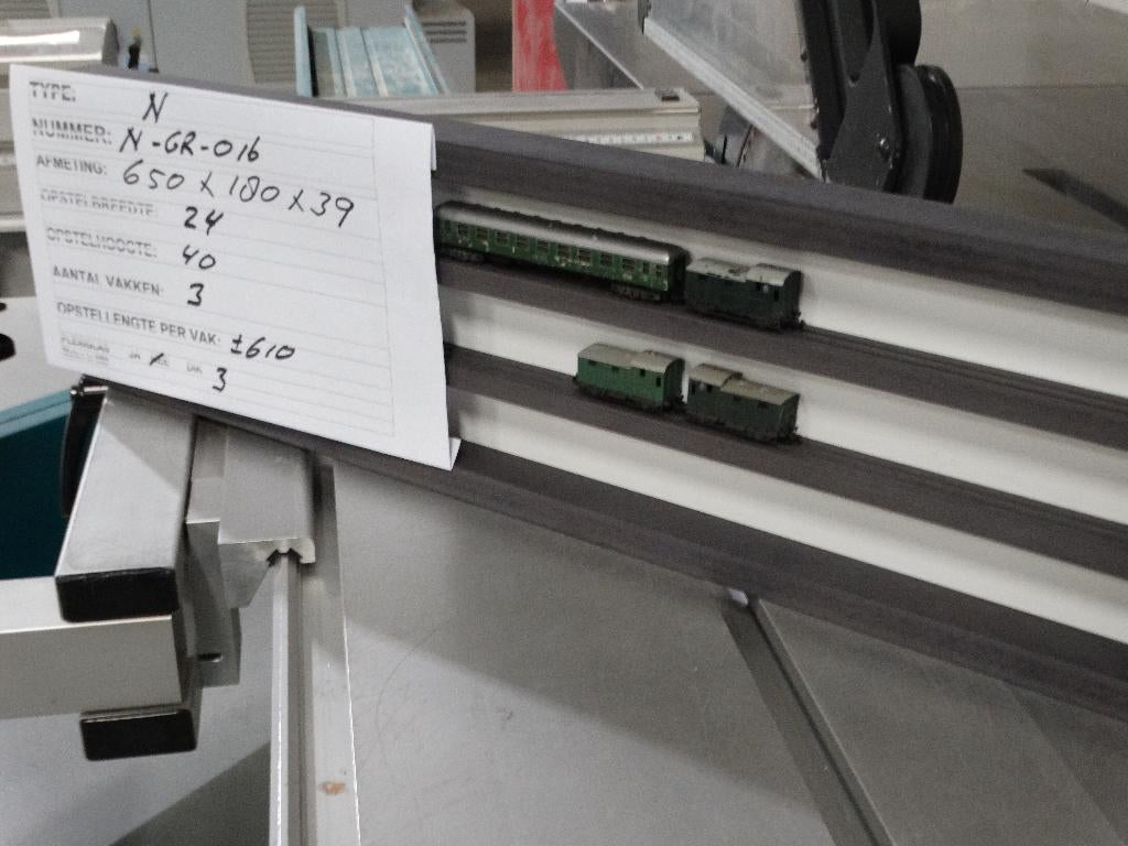 N-Spoor: N-GR-016, wandvitrine, vitrine, Roco, Fleischmann, Arnold, Locomotief, Gelijkstroom of Wisselstroom, Nieuw