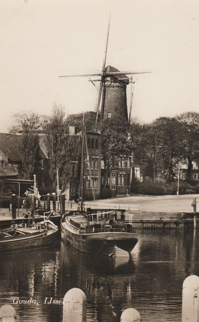 Gouda          Molen met oude Binnenschepen, Ophalen of Verzenden, 1940 tot 1960, Gelopen, Zuid-Holland