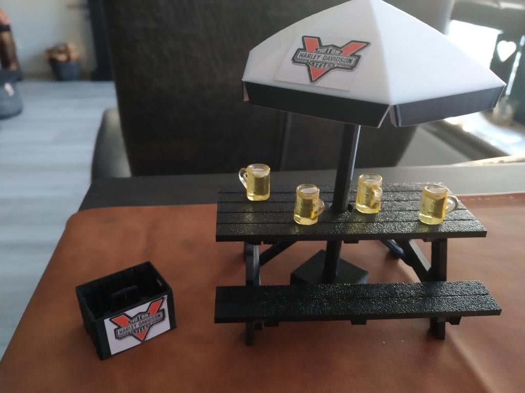 Harley Davidson picknick tafel + Parasol + bierpullen + krat, Hobby en Vrije tijd, Modelbouw | Overige, Nieuw, 1:32 tot 1:50, Ophalen of Verzenden