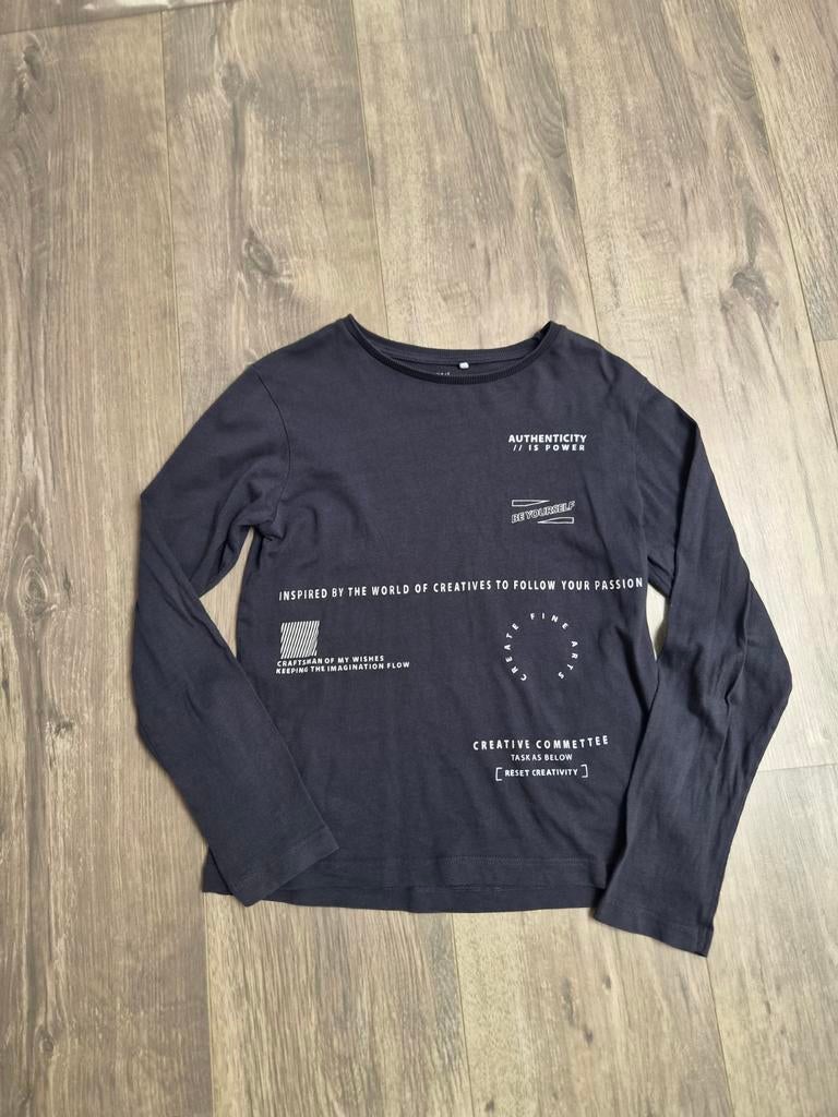 Grijze longsleeve met tekst - Maat 134/140, Kinderen en Baby's, Kinderkleding | Maat 134, Ophalen of Verzenden, Zo goed als nieuw