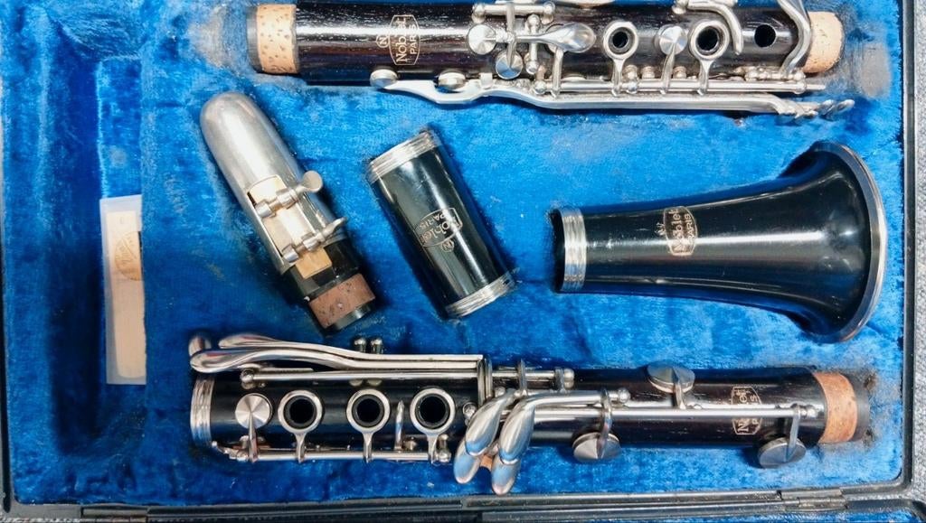 Klarinet Atelier: Dure Tijden Niet Bij Mijn Bb Klarinetten., Bes-klarinet, Ophalen of Verzenden, Zo goed als nieuw, Met koffer