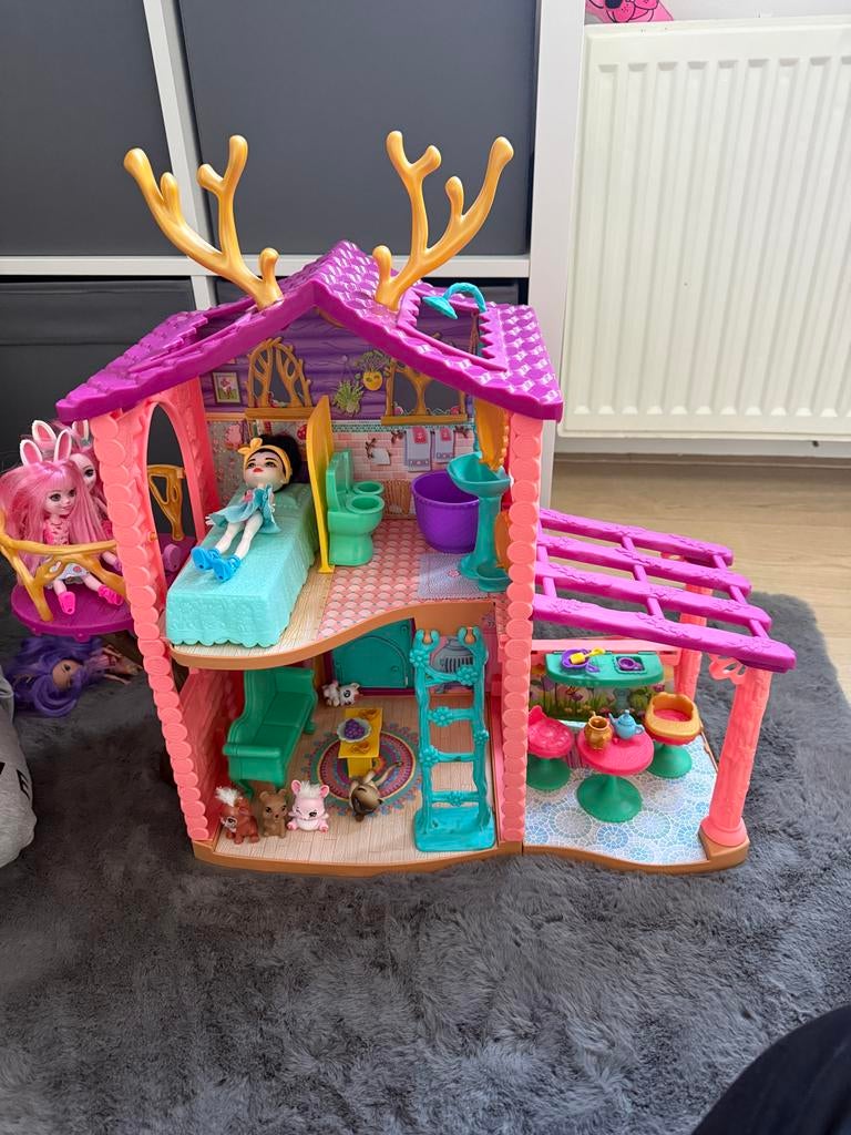 Enchantimals speelhuis met meubels en poppen, Kinderen en Baby's, Speelgoed | Poppenhuizen, Gebruikt, Poppenhuis, Ophalen of Verzenden