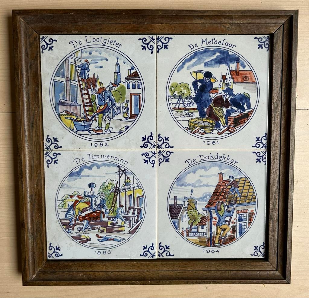 Tegelplateau met 4 authentieke beroepen: Metselaar, Loodgiet, Antiek en Kunst, Antiek | Wandborden en Tegels, Ophalen