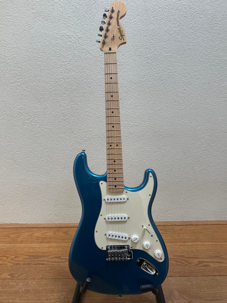 Squier Stratocaster Lake Placid Blue, Ophalen of Verzenden, Zo goed als nieuw, Solid body, Fender