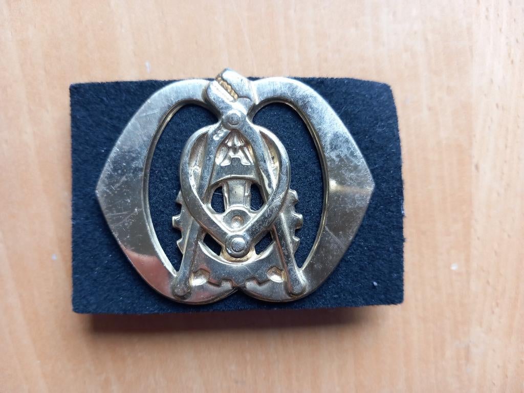 Baretembleem Technische Dienst Koninklijke Landmacht, Verzamelen, Ophalen of Verzenden, Landmacht, Nederland, Embleem of Badge