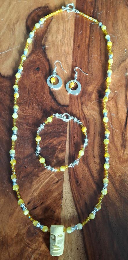 Gele tijgeroog set met bone masker hanger. ketting halflang., Geel, Nieuw, Ophalen of Verzenden, Steen of Mineraal