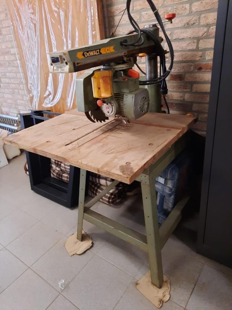 DeWalt DW110 Power Shop radiaalarmzaagtafel, Doe-het-zelf en Verbouw, Gereedschap | Zaagmachines, Gebruikt, 600 tot 1200 watt