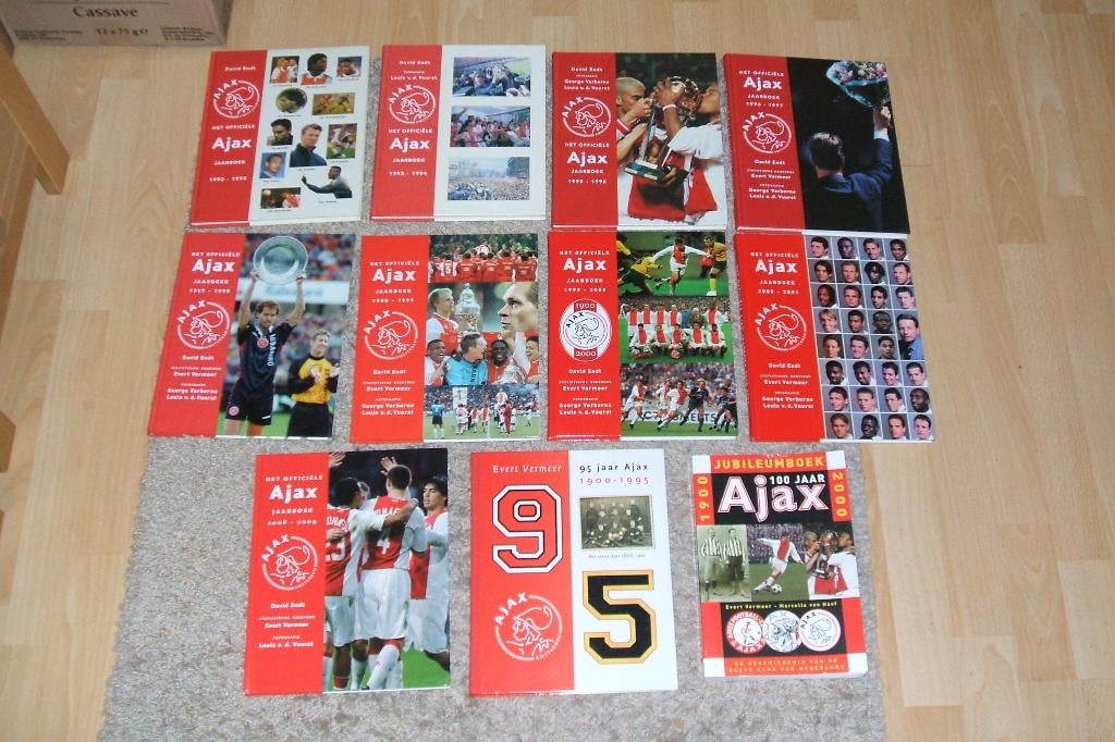 Officiële Ajax jaarboek 9 stuks, Boeken, Ophalen of Verzenden, Zo goed als nieuw, Balsport