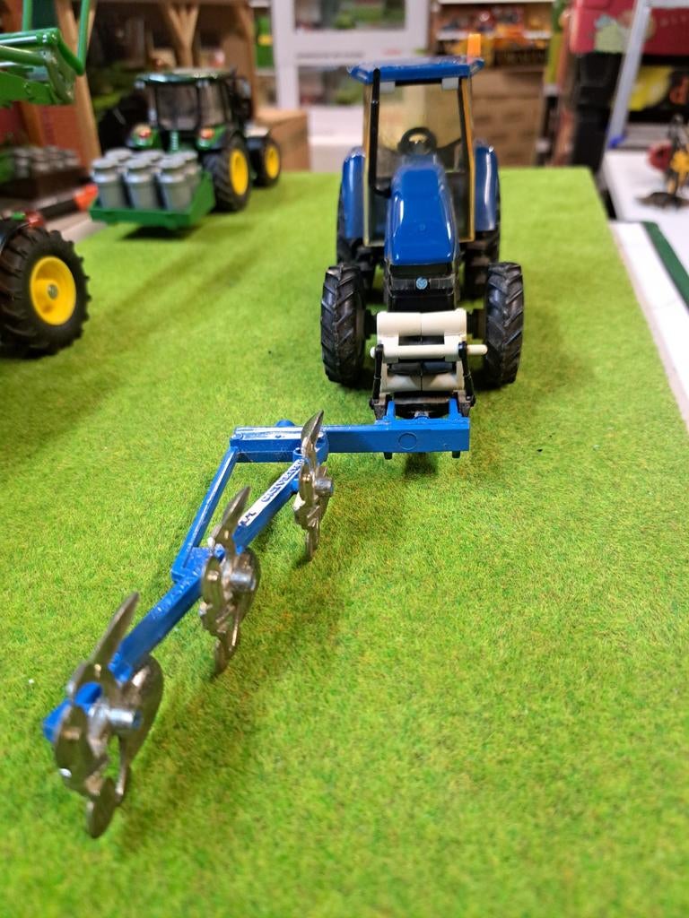 New Holland 8560 met duw-ploeg combinatie van Britains, Ophalen of Verzenden, Zo goed als nieuw, Tractor of Landbouw, Britains