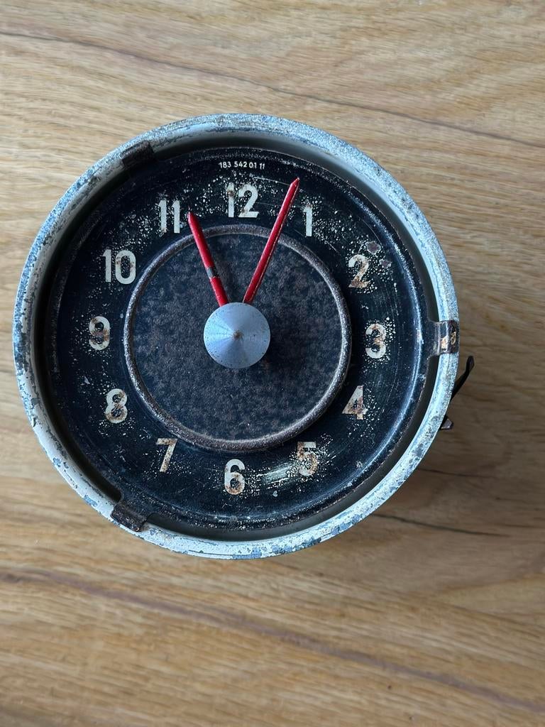 Mercedes Oldtimer klok. Glas ontbreekt, klok loopt., Ophalen of Verzenden, Mercedes-Benz