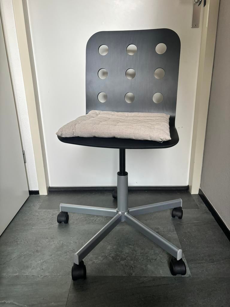 Ikea bureaustoel in hoogte verstelbaar + Jysk kussen, Ophalen of Verzenden, Zo goed als nieuw, Zwart, Bureaustoel