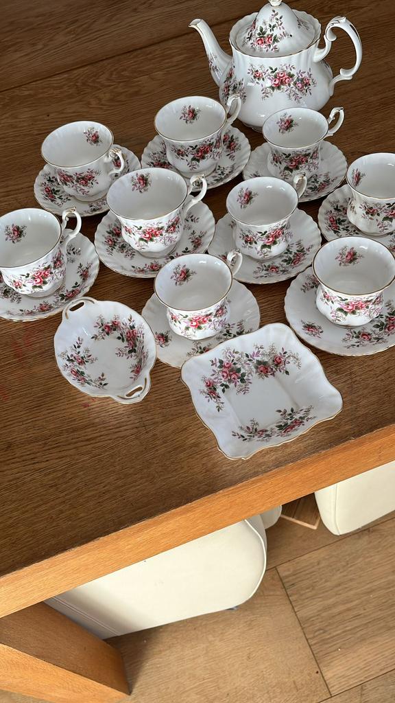 22 delig Royal Albert theeservies Lavender Rose, Ophalen