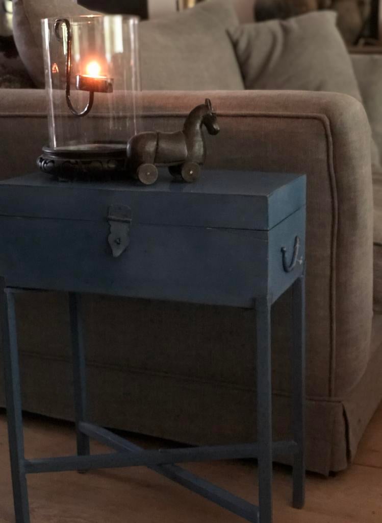 Chinees bijzettafeltje kist op frame Aziatisch sober sleets, Antiek en Kunst, Curiosa en Brocante, Ophalen of Verzenden