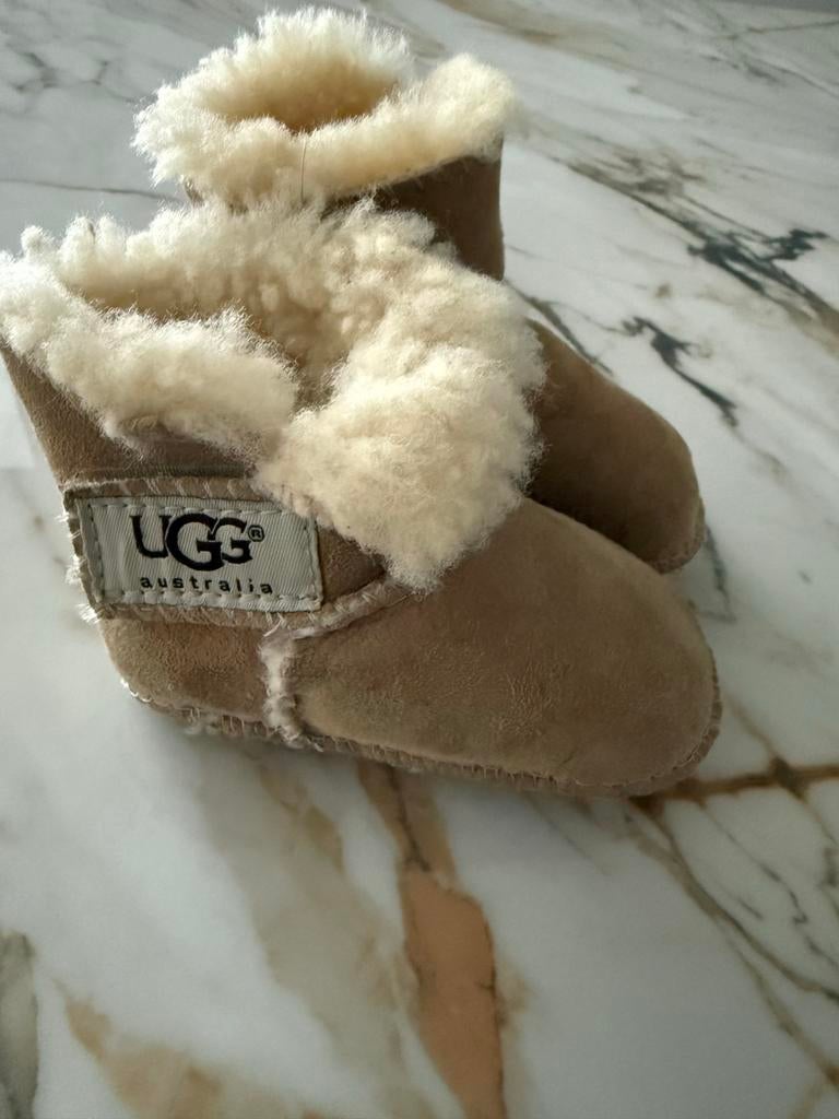 Baby Erin Uggs slofjes maat S, Ophalen of Verzenden, Zo goed als nieuw, Jongetje of Meisje, Slofjes