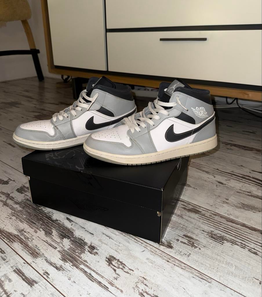 Jordan 1 Mid Light Smoke Grey - Zo Goed Als Nieuw, Ophalen of Verzenden, Zo goed als nieuw, Zwart, Sneakers of Gympen