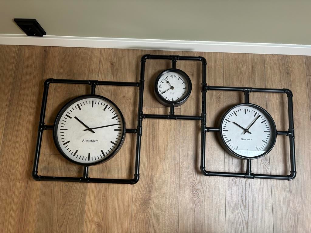 Industriële Wandklok met Meerdere Tijdzones, Huis en Inrichting, Ophalen, Zo goed als nieuw, Analoog, Wandklok