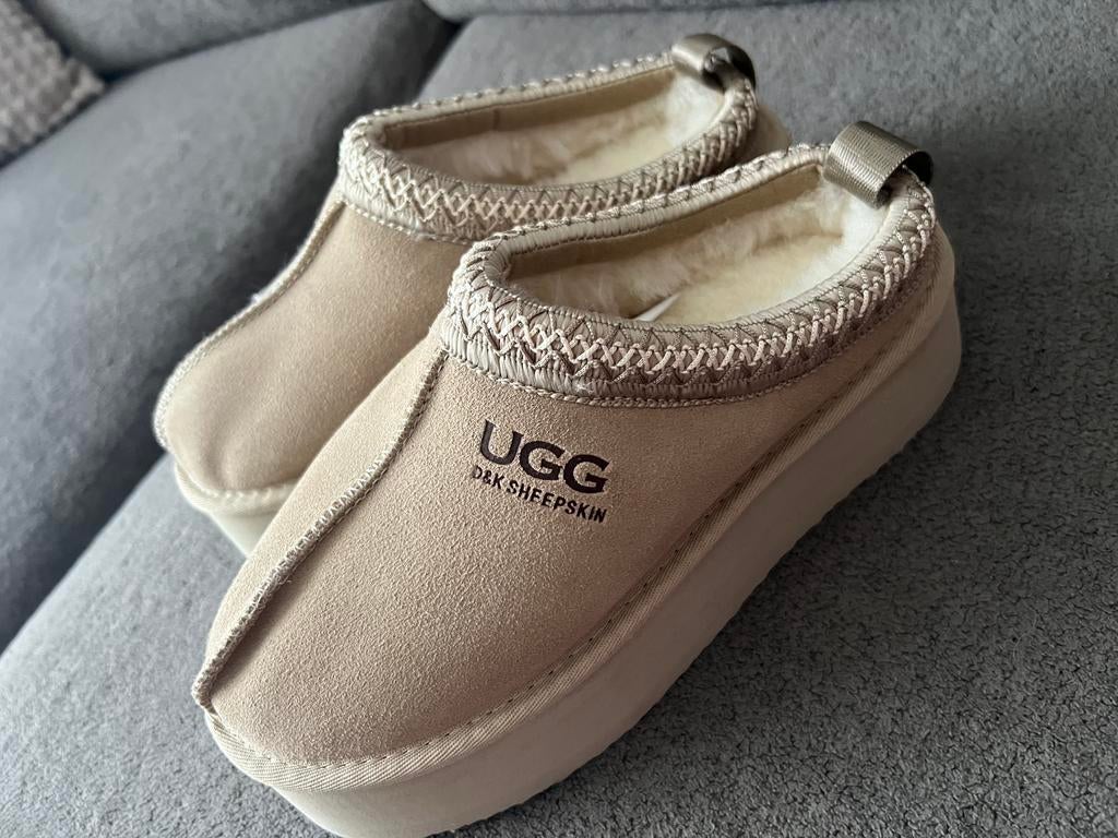 Ugg tasman beige, Beige, Nieuw, Ophalen of Verzenden, Pantoffels of Sloffen