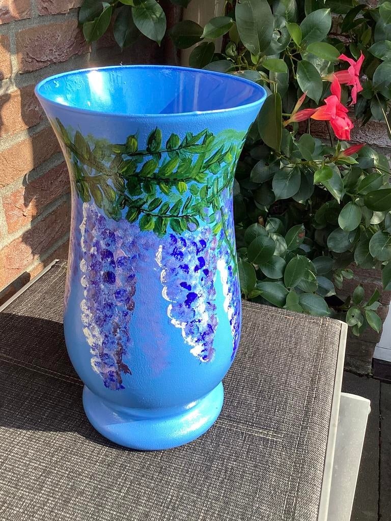 Handbeschilderdevmooie vaas met blauwe bloemen erop, Ophalen