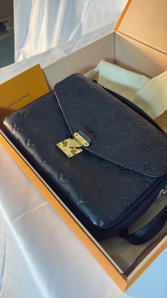 Louis Vuitton Metis black on black tas inclusief aankoopbon, Ophalen of Verzenden, Zo goed als nieuw, Zwart, Schoudertasje