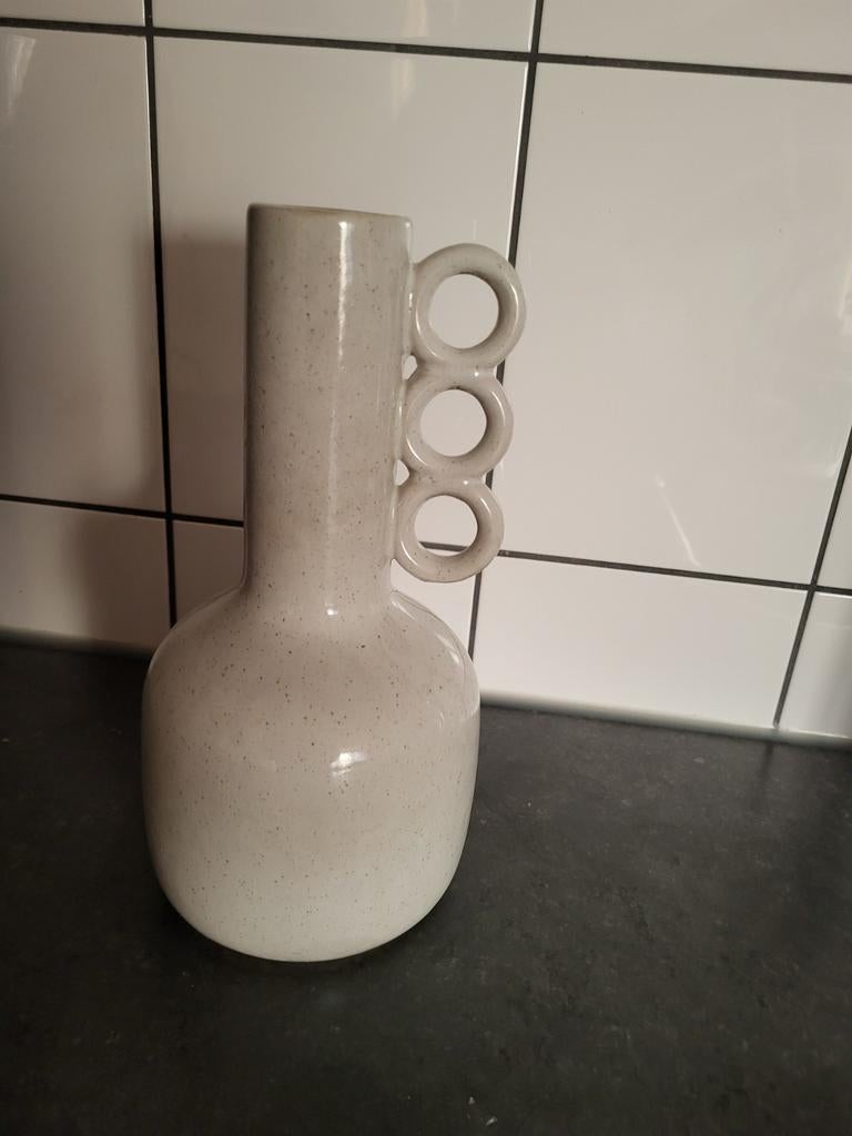 Aparte witte vaas 22 cm hoog, Wit, Aardewerk of Porselein, Ophalen of Verzenden, Zo goed als nieuw