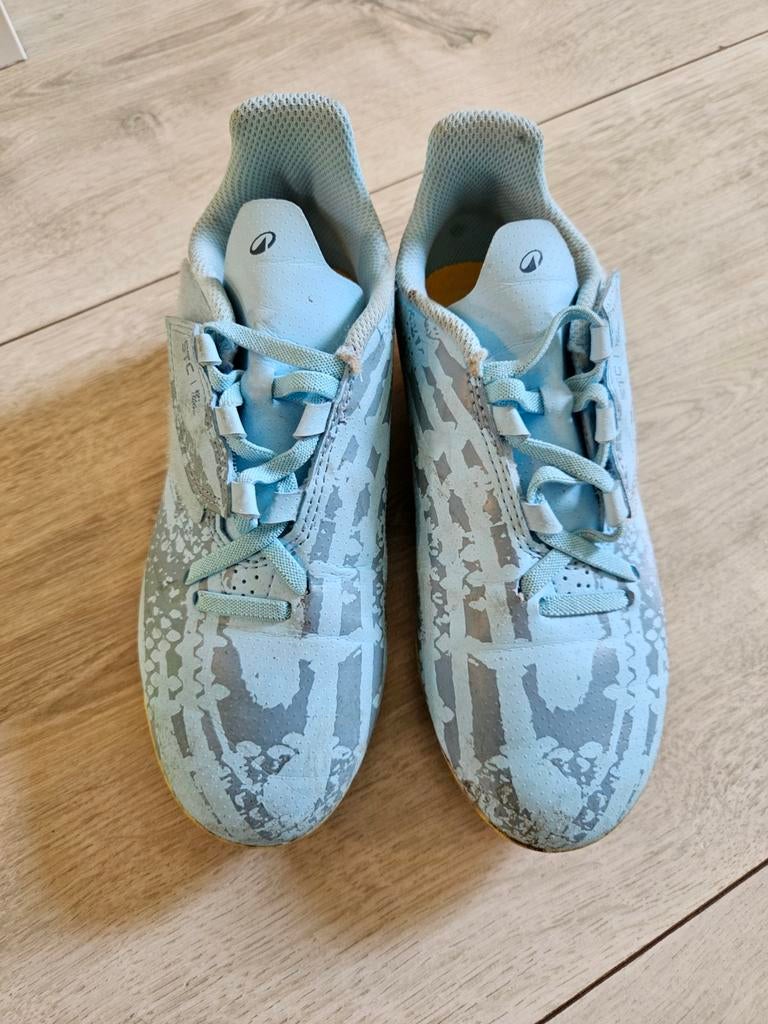 Kipsta voetbalschoenen maat 34 - Lichtblauw, Maat XS of kleiner, Schoenen, Ophalen of Verzenden, Zo goed als nieuw