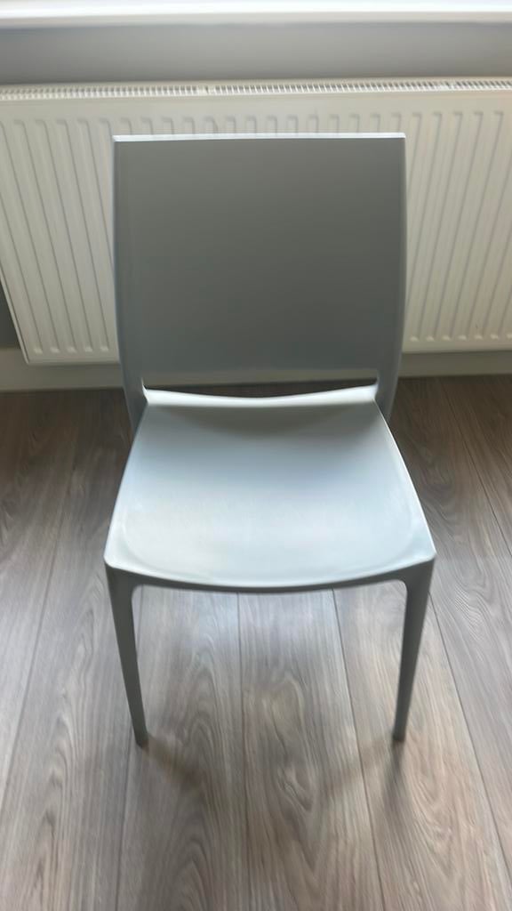 4 kunstof stoelen, Ophalen of Verzenden, Zo goed als nieuw, Grijs, Kunststof