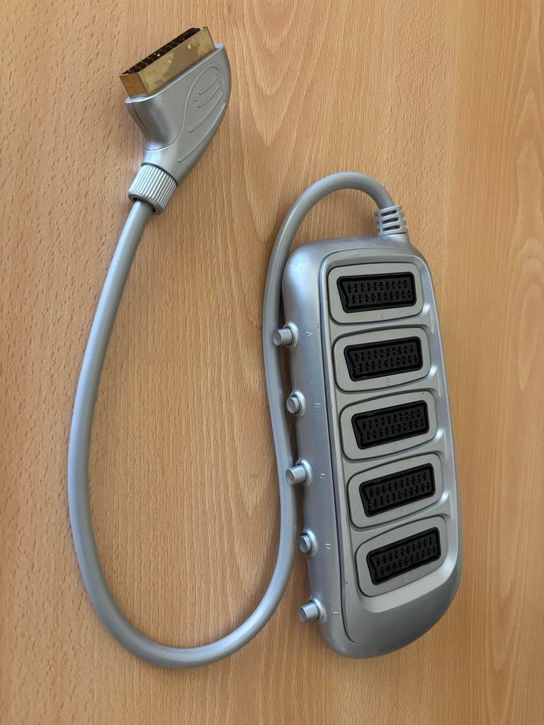 Scart splitter met 5 ingangen, Ophalen of Verzenden, Gebruikt, Minder dan 2 meter, Overige kabels