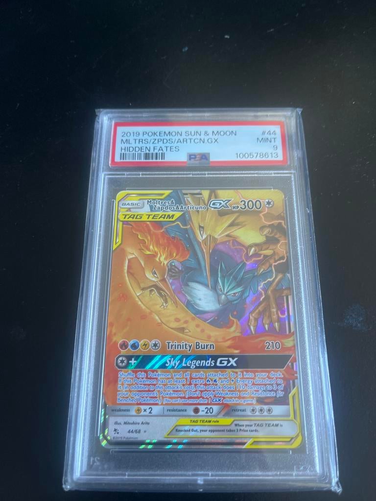 Moltres Zapdos Articuno GX PSA 9 Sun & Moon Hidden Fates, Ophalen of Verzenden, Zo goed als nieuw, Losse kaart