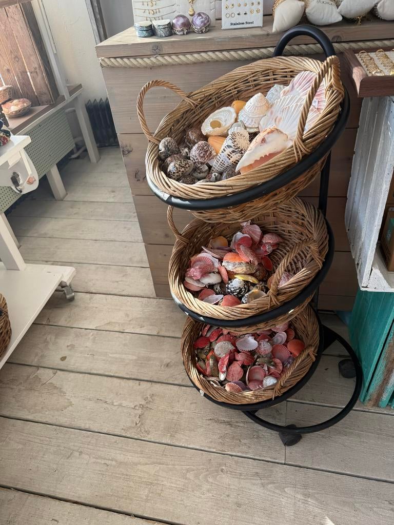 3-laags rieten mandenrek met schelpen, Ophalen of Verzenden, Gebruikt, Riet, Mand