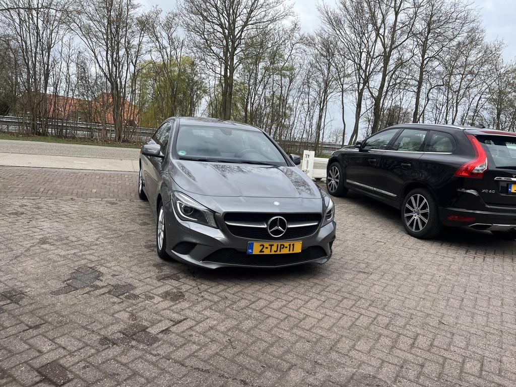 Mercedes-Benz CLA-Klasse 180 Ambition AMG TREKHAAK ZWARTE HE, Voorwielaandrijving, Gebruikt, 4 cilinders, Leder en Stof