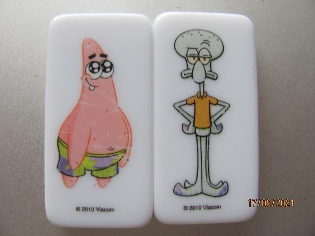 NIEUWSTAAT 2x DOMINO steen SPONGEBOB C1000 supermarkt actie, Ophalen of Verzenden, Zo goed als nieuw, Tv, Overige typen