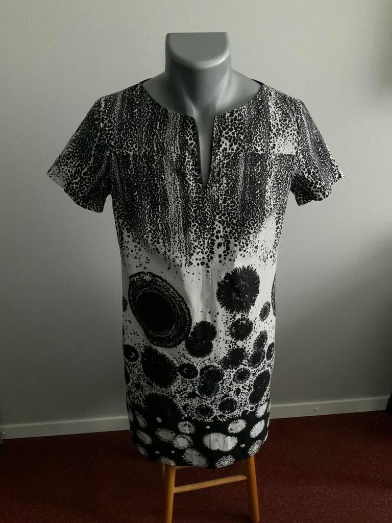 Leuke zwartwitte zomerjurk. Merk Vanilia  mt 42, Zwart, Maat 42/44 (L), Ophalen of Verzenden, Zo goed als nieuw