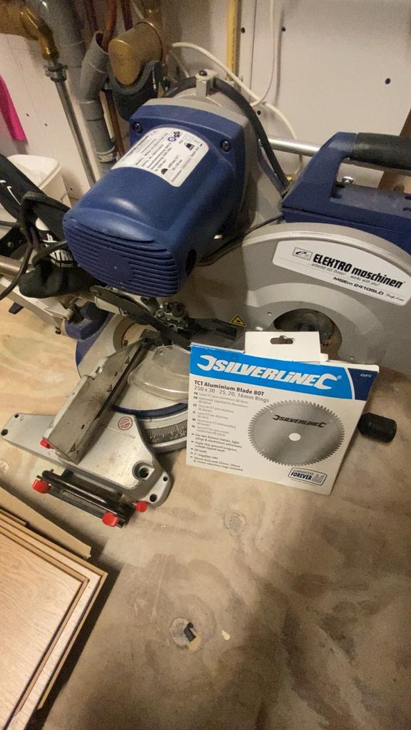 Krachtige 2000W Afkortzaag 305mm (12 inch) + Nieuw Zaagblad, Doe-het-zelf en Verbouw, Gereedschap | Zaagmachines, Gebruikt, 70 mm of meer