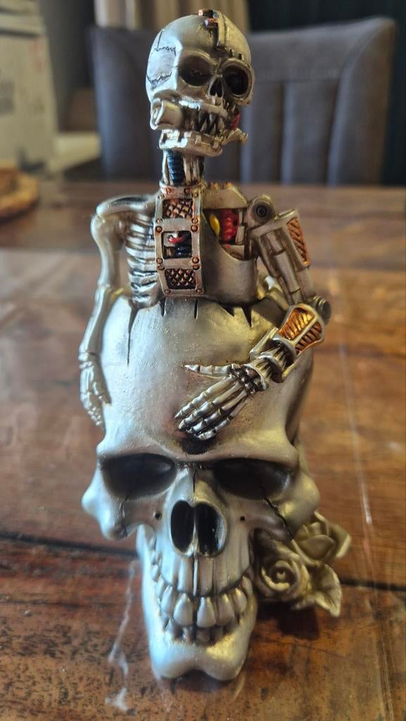 Skelet op schedel beeldje, Ophalen of Verzenden