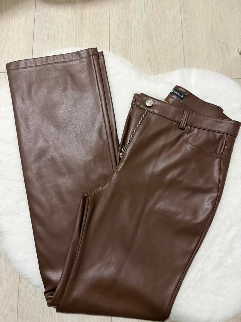 Bruine kunstleer broek, Kleding | Dames, Broeken en Pantalons, Ophalen of Verzenden, Zo goed als nieuw, Bruin, Lang