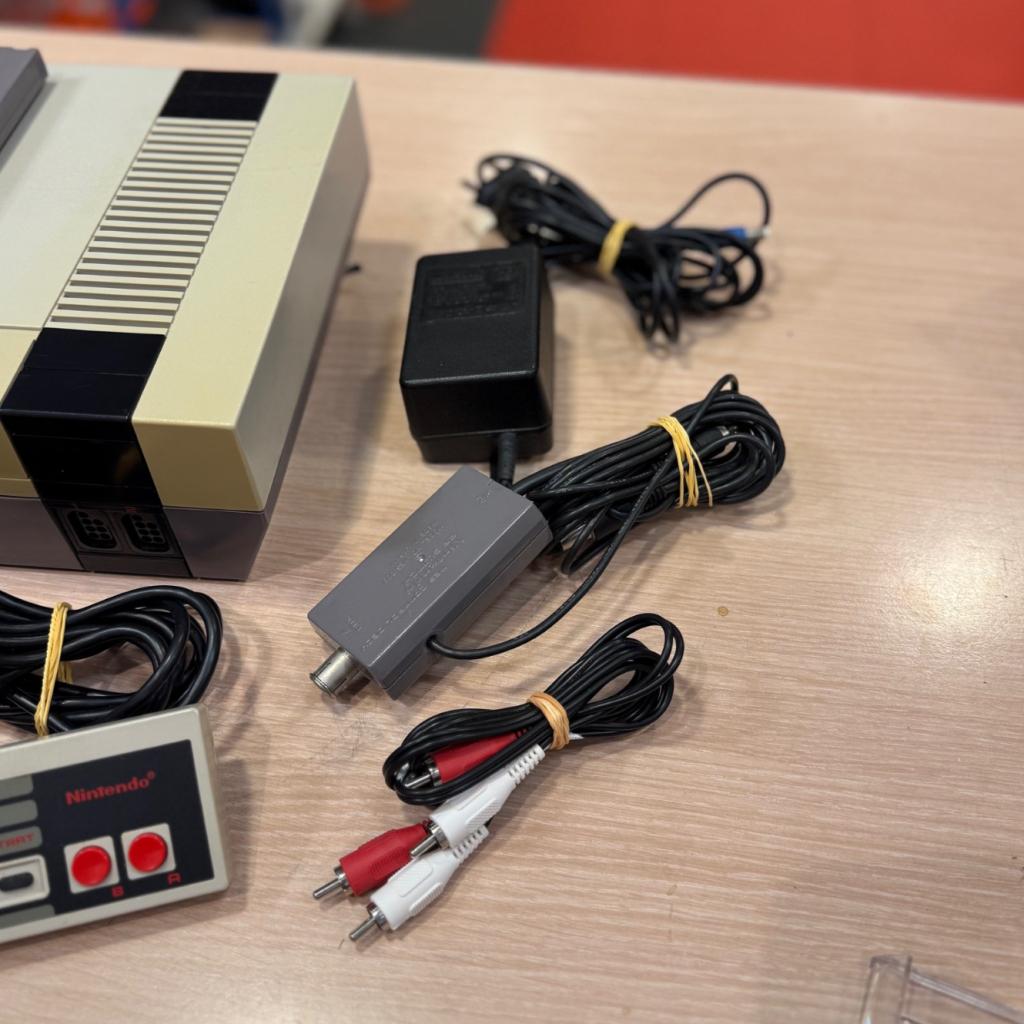 Nintendo NES Console met 2 controllers en Mario Bros, Nintendo, Zo goed als nieuw, Support@nintendo.com, 11-1 Hokotate-cho, Kamitoba, Minami-ku
Kyoto 601-8501
Japan