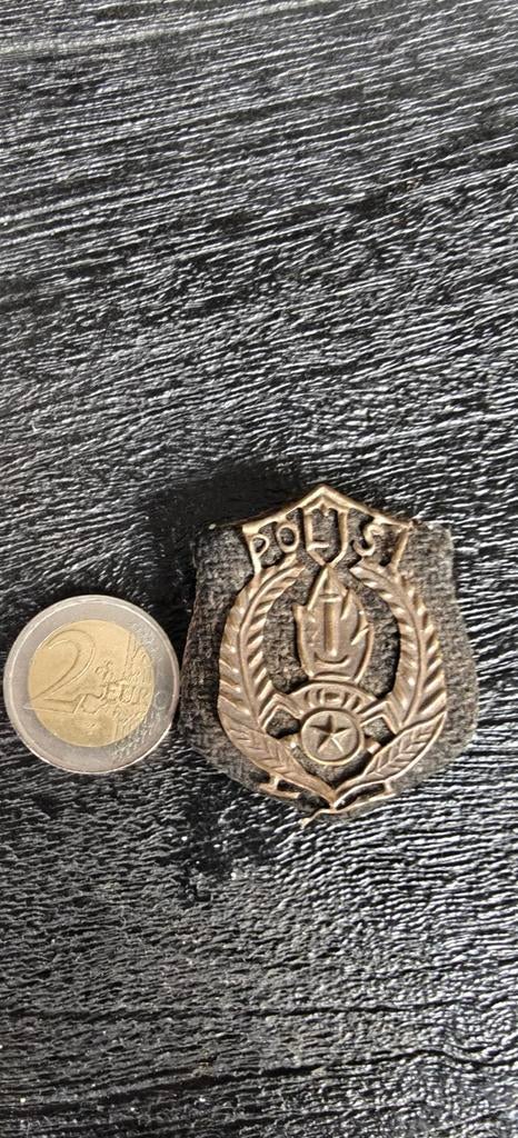 Indonesisch Politie Insigne – POLISI –  1950, Ophalen of Verzenden, Overige soorten, Nederland, Embleem of Badge
