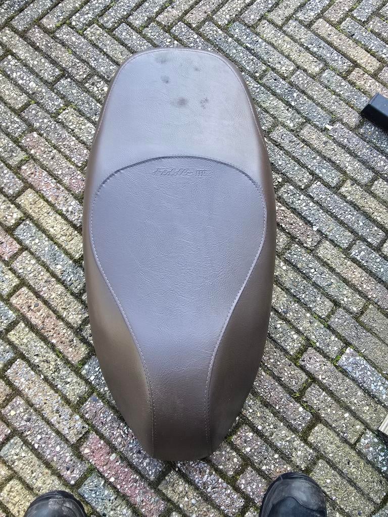 Zadel nieuw Sym Fiddle 3, Ophalen, Nieuw, Zadel