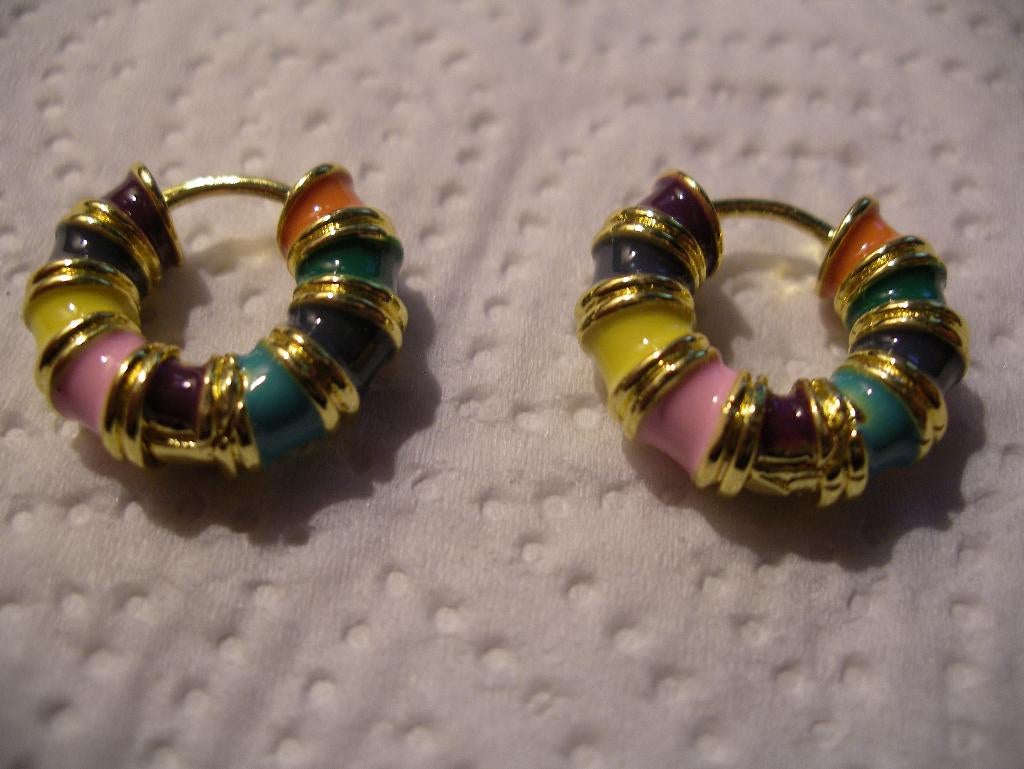 Een paar Goud Vergulde Creool Oorbellen + Gekleurde Emaille, Verzenden, Goud, Oorbellen, Verguld