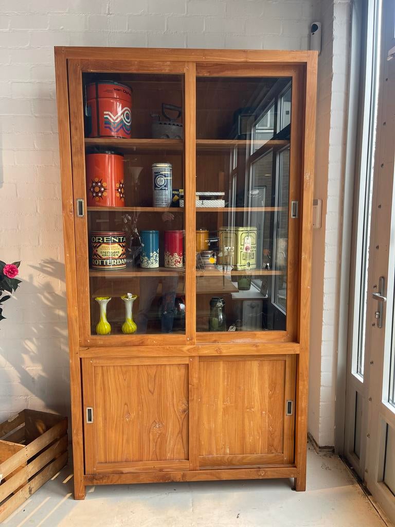 Teakhouten vitrinekast met schuifdeuren, Huis en Inrichting, Kasten | Vitrinekasten, Ophalen, Gebruikt, Geen, Teakhout