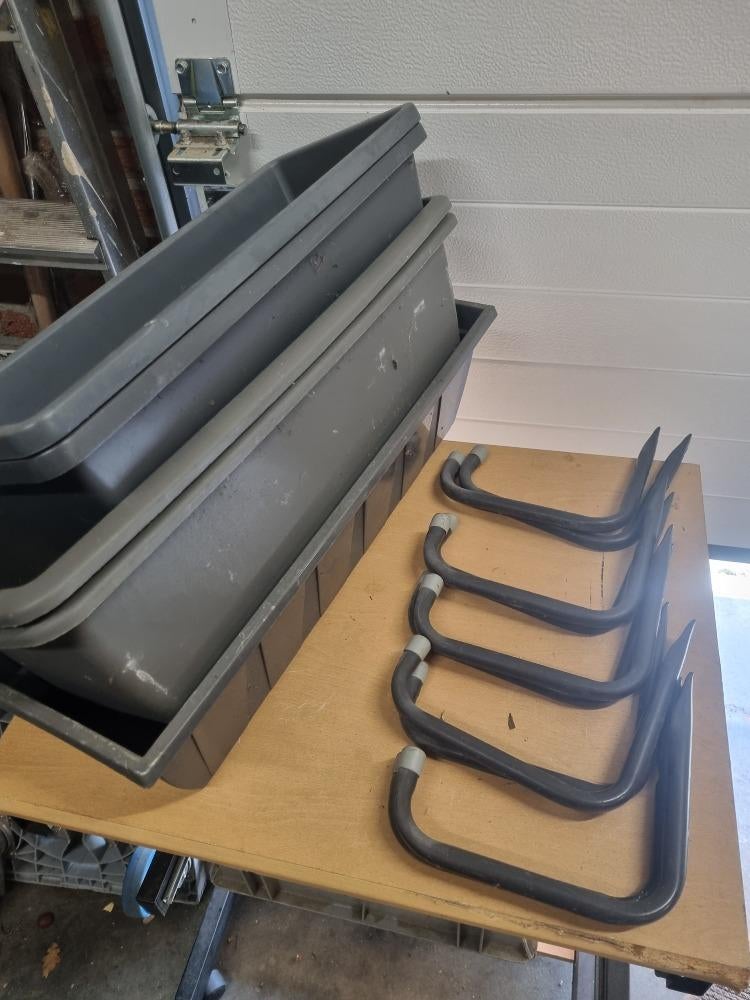 bloembakken met haken 5 bakken, Ophalen of Verzenden, 'T Olde Gre-j, Info@toldegrej.nl, Endepoelstraat 20f Didam