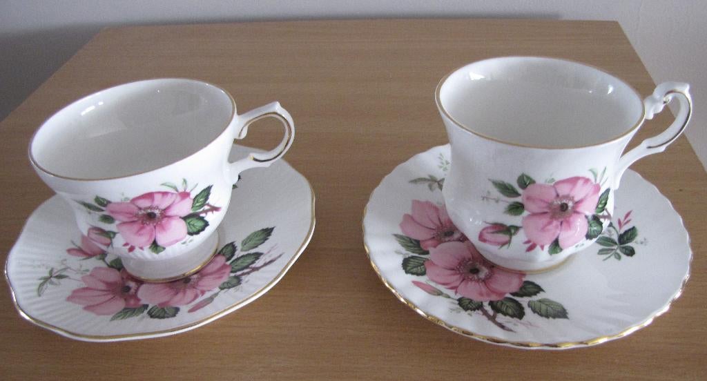2 x Engelse kop en schotel met Roze Roos Rosina Bone China, Ophalen, Zo goed als nieuw, Overige stijlen, Kop(pen) en/of Schotel(s)